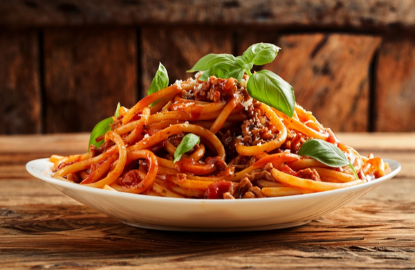 SU - Heaped plate of delicious Italian spaghetti Heaped plate of delicious Italian spaghetti