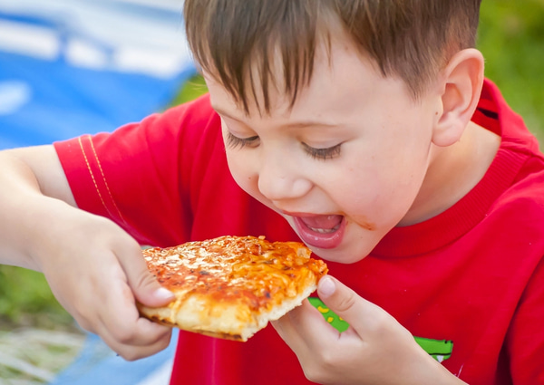 SU - Little kid eating pizza Little kid eating pizza