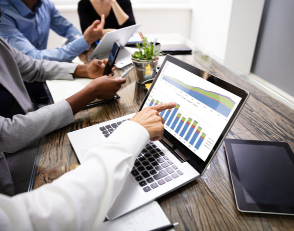 Step Up Group - Financial advice Businesspeople Examining Graph On Computer At Workplace